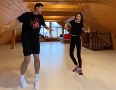 Văn Lâm trổ tài nhảy múa cùng em gái ở Nga