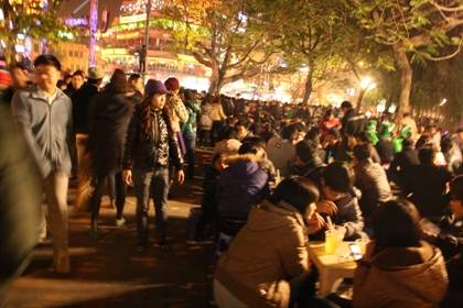 Biển người đổ về Hồ Gươm đón thời khắc giao thừa