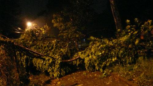 Mưa bão làm tắc đường, hàng trăm căn nhà sập và tốc mái ( video)