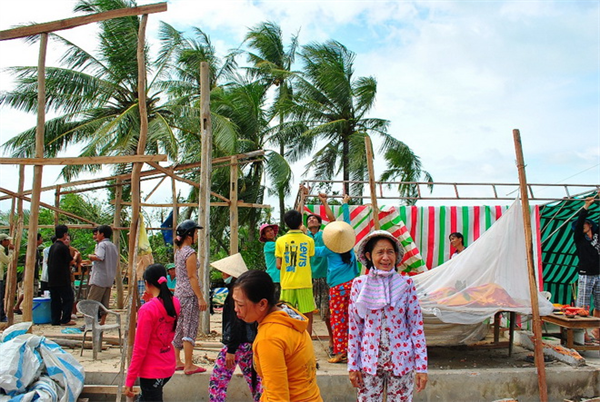 Lốc xoáy vòi rồng làm 800 nhà sập ...