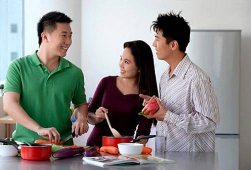 Anh trai vắng nhà, tôi “làm chồng” chị dâu