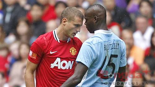 Đêm qua, Man City dâng chức vô địch cho Man United