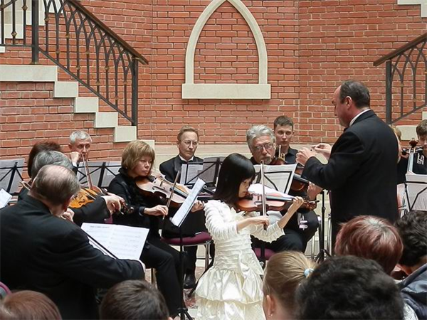 Nga: thêm một mầm non âm nhạc trẻ trong Cộng đồng người Việt được ghi nhận