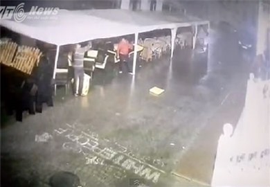 Clip: Bão thổi bay người lên không trung ở Nga