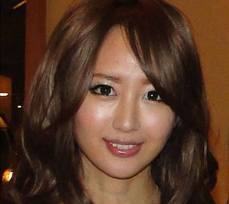 Cận cảnh nữ chính trị gia gây sốc vì quá đẹp