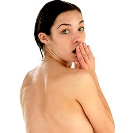 Bố chồng rình con dâu tắm để 'soi' ngực giả