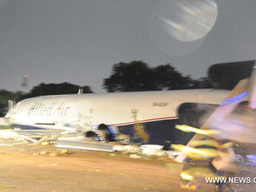 Máy bay nghiền nát xe buýt, 10 người chết