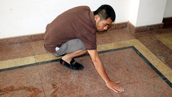 Luộc trứng trên nền nhà, có liên quan đến tâm linh?