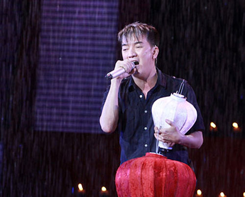 Bị phản ứng, Đàm Vĩnh Hưng vẫn đến Mỹ