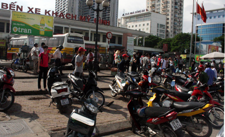 Hàng vạn người đổ về, đường phía cửa ngõ Thủ đô đông nghẹt