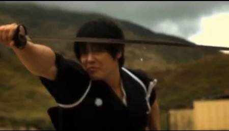 Clip: Võ sĩ Nhật chém đôi viên đạn đang bay