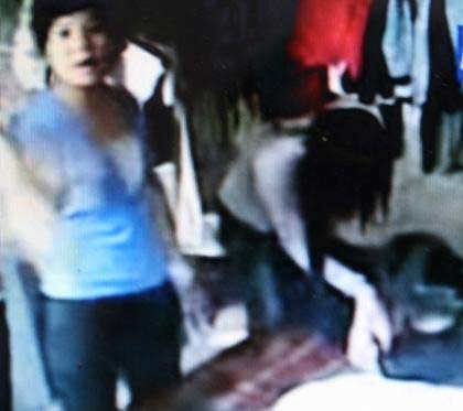 Nam sinh lớp tám lột áo bạn nữ quay clip