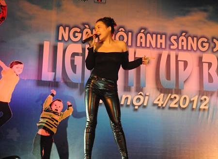 Ca sĩ Hà Linh:Tôi đang bị chơi khăm, showbiz Việt giống chợ