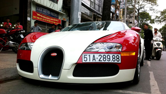 “Chộp” Bugatti Veyron dạo phố Sài Gòn