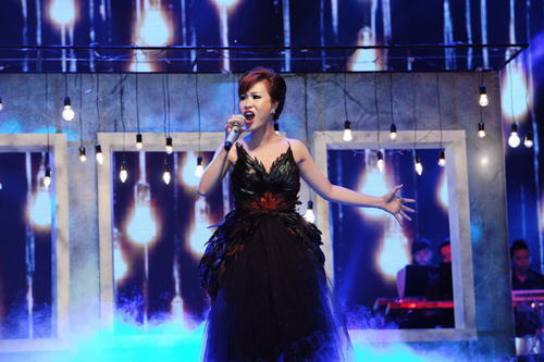 Uyên Linh bị chỉ trích vì mặc váy lông vũ