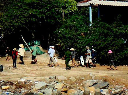 Người dân náo loạn tháo chạy trong đêm vì tin đồn sóng thần