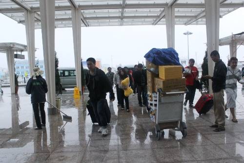 Cận cảnh ga hàng không nghìn tỷ mới khánh thành đã dột