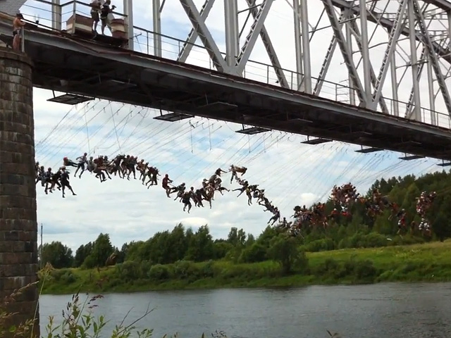 Nga: Thót tim cảnh 135 người cùng nhảy cầu (Video)