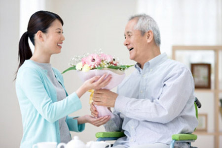 Suýt ‘yêu’ nhầm bố chồng vì ăn mặc giống nhau