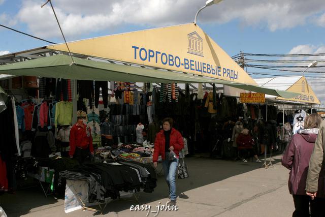 Chợ  Nga vẫn thu hút khách mua hàng may mặc