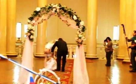 Hi hữu cô dâu bị… tụt váy trong ngày cưới