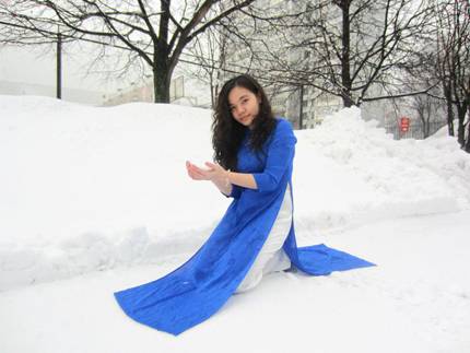 Nổi bật tà áo dài nữ sinh VN trên tuyết trắng nước Nga