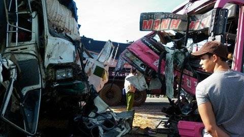 Xe khách- xe tải đấu đầu, 37 người chết và bị thương