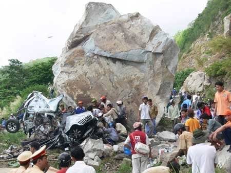 Xe du lịch bị đá đè, 5 người thiệt mạng