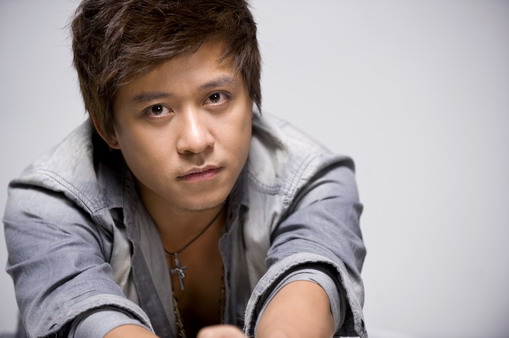 Tuấn Hưng bị trộm đồ, mất hết giấy tờ ở London