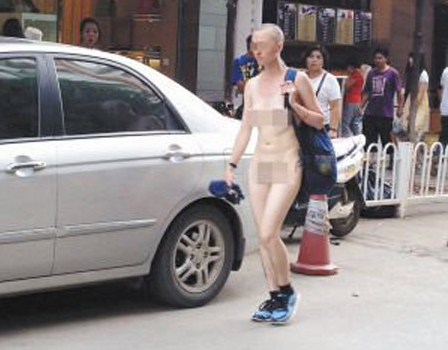 Nàng Tây khỏa thân làm náo loạn đường phố