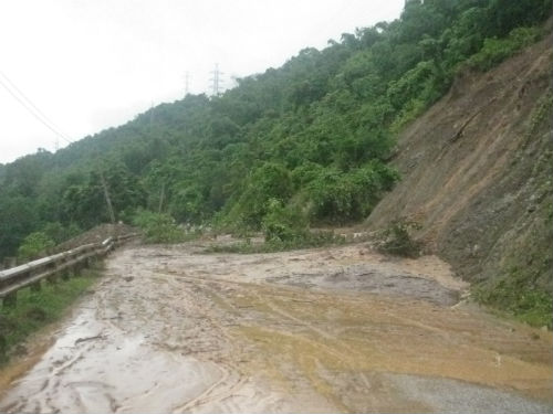 Người dân miền Trung bị cô lập trong lũ sớm