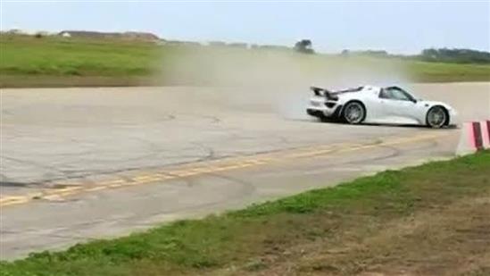 Triệu phú Anh tông xe Porsche, hàng chục người nhập viện