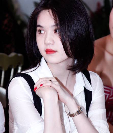 Ngọc Trinh khoe da trắng, môi hồng