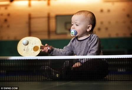 Tròn mắt xem bé 18 tháng chơi bóng bàn