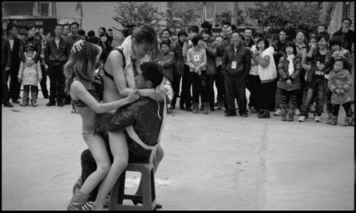 Sốc với múa hớ hênh ở sân kho hợp tác xã