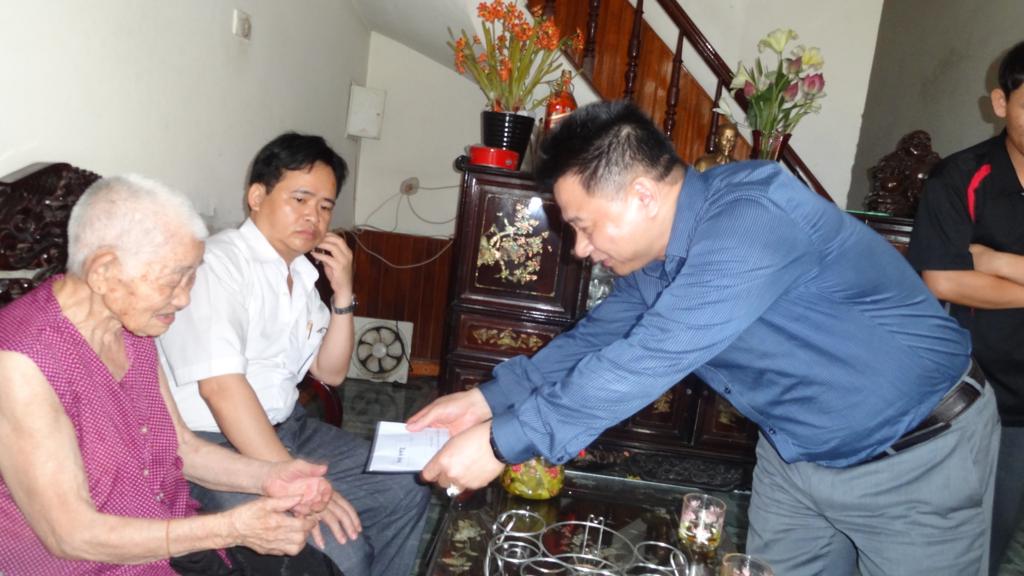 Tin ảnh: Chương trình từ thiện, trao quà cho các trẻ em, gia đình nghèo có hoàn cảnh khó khăn ở Nghệ An