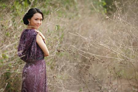 Hoa hậu Phương Nga lạc giữa cây cỏ hoang dại