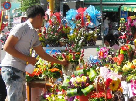 Hoa ngợp phố trong ngày tôn vinh 