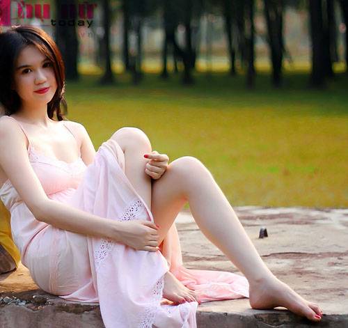 Ngọc Trinh vào rừng xòe váy, lưng buông trần