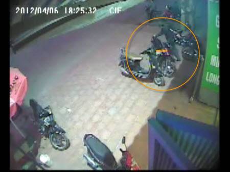 Clip nam thanh niên phá khóa trộm xe tại cửa hàng gốm sứ