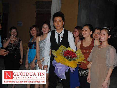 Tuấn Hưng đi xe khủng về Hà Tĩnh hát... vui