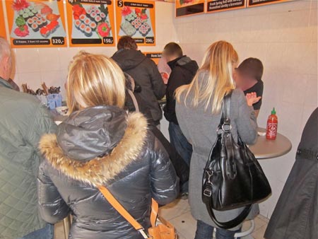 Đổ xô xếp hàng chờ ăn phở Việt ở Czech