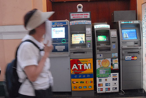 Đủ kiểu ăn cắp tài khoản thẻ