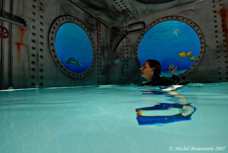 Choáng ngợp trước hồ bơi sâu nhất thế giới