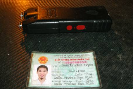 Mang dùi cui điện, danh hài Vượng “râu” bị cảnh sát “hỏi thăm”