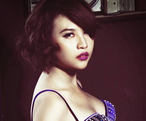 Sao Việt khoe:Đốt tiền, yêu đương, toilet và giải thưởng