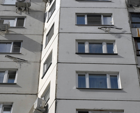 Mẹ ném con từ cửa sổ tầng 10