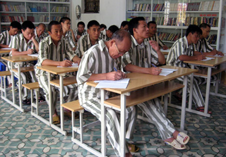Rùng mình tín dụng đen trong trại:Vay tiền mua 'mâm', thế mạng trả lãi