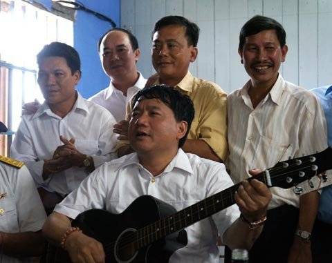 Phút ngẫu hứng của Bộ trưởng Thăng ở Trường Sa