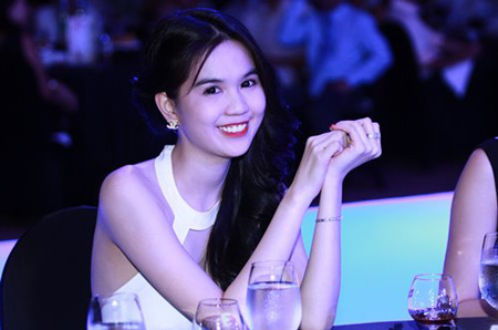 Ngọc Trinh khoe váy khoét ngực kiểu mới